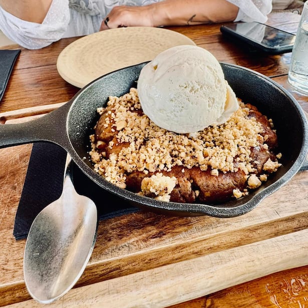 <p>Mein Lieblingsdessert: Dem Riesencookie aus der Pfanne kann ich nicht widerstehen. Besonders fein schmeckts mit Vanilleglace!</p>