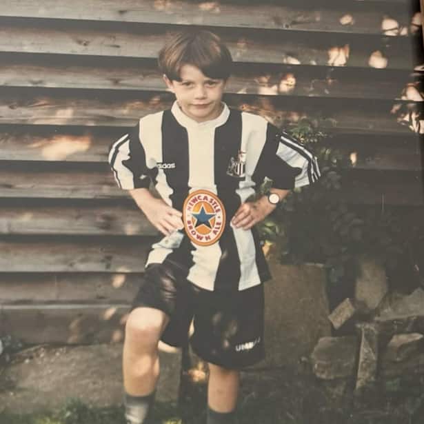 <p>Kindheitstraum: Der Musiker als Fünfjähriger im Newcastle-<br />Trikot. «Ich wollte früher Fussballprofi werden», verrät er.</p>