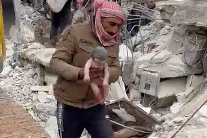 A rescuer carries a baby girl after pulling her from the rubble caused by an earthquake that hit Syria and Turkey in the town of Jinderis, Syria, Tuesday, Feb. 7, 2023. Residents in the northwest Syrian town discovered the crying infant whose mother gave birth to her while buried underneath the rubble of a five-story apartment building levelled by this week's devastating earthquake, relatives and a doctor say. (Via AP) Mutter, Vater und ihre 3 Geschwister sterben allesamt in den Trümmern.