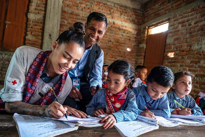 SRK Kampagnenreise in Nepal vom 24.-30. August 2024 und besuch der SRK Projekte in (Gokhunga village in Malarani Rural Municipality) SRK Botschafterin Naomi Lareine und Lehrer Hari Prasad Khanal. Bild © Remo Naegeli