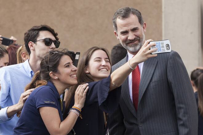 König Felipe (ES) und Begleitung Spanish King Felipe VI (R) at their arrival to Tropical Deseases Research center during their vosot on La Laguna, Tenerife, Canary Islands Spain, on 25 April 2017, during the first visit of the Royal couple together to the Canary Islands. EFE/Ramon De La Rochabesuchen die Kanarischen Inseln, Tag 2.25. April 2017.----------------