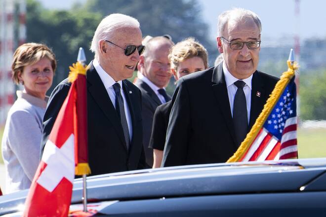 Swiss Federal president Guy Parmelin, right, and US president Joe Biden, left, on the red carpet, after Biden's arrival at the airport in Geneva, one day prior to the US - Russia summit in Geneva, Switzerland, Tuesday, June 15, 2021. The meeting between US President Joe Biden and Russian President Vladimir Putin is scheduled in Geneva for Wednesday, June 16, 2021. (KEYSTONE/Pool/Martial Trezzini)
