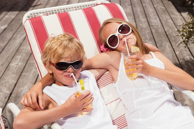 Kinder trinken Wasser