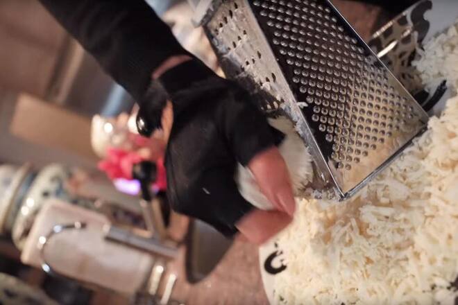 Paris Hilton beim Käseraffeln