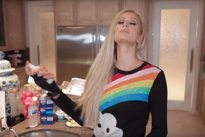 Paris Hilton parfümiert sich