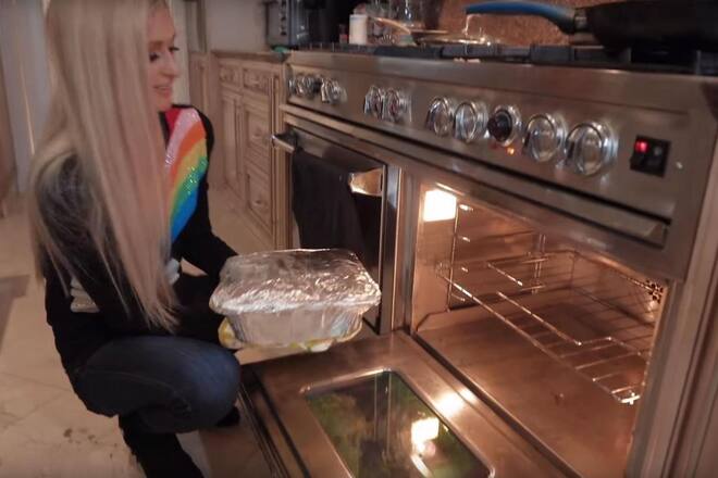 Paris deckt ihre Lasagne ab