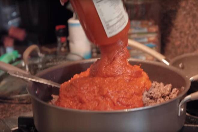 Paris Hilton kocht mit Fertig-Saucen