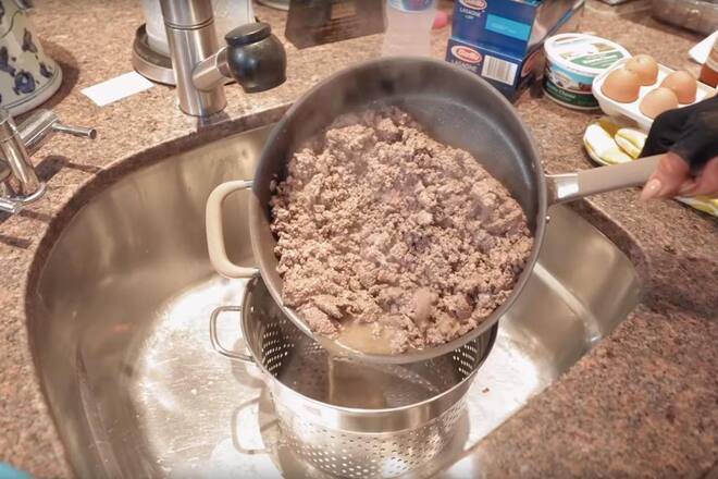 Paris Hilton siebt Hackfleisch ab