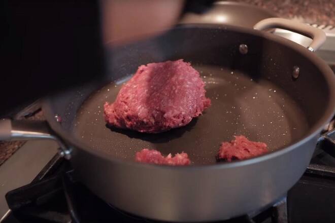 Paris Hilton brät Hackfleisch