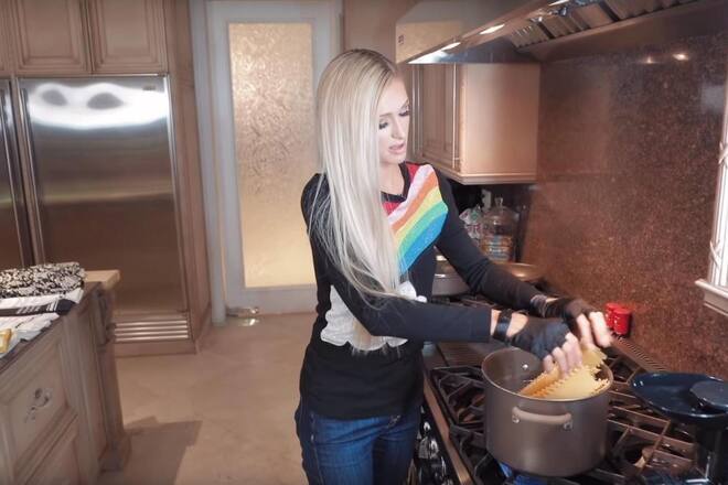 Paris Hilton kocht Lasagne