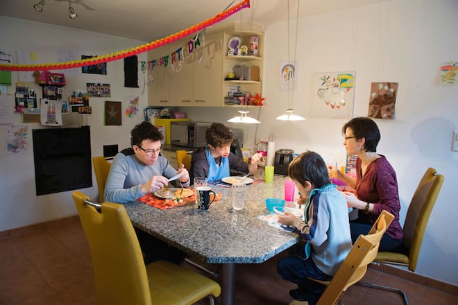 Leon und seine Familie beim Zmittag