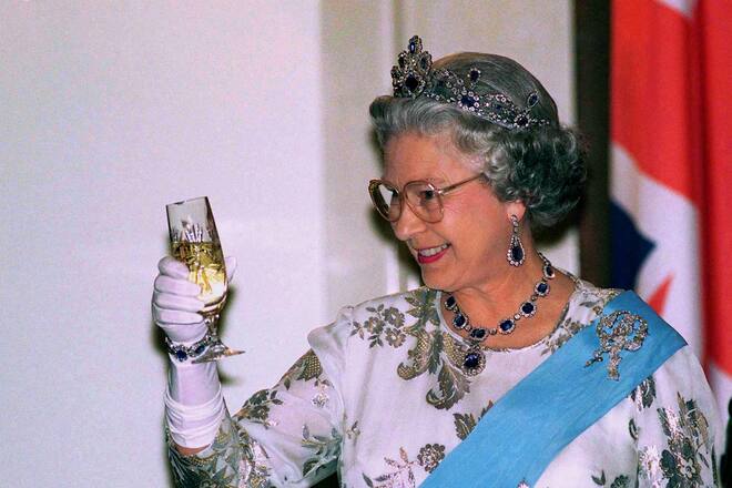 WARSAW, POLAND - MARCH 25: Queen At Banquet At Presidential Palace Toasting Her Host With A Glass Of Champagne In Warsaw During Her Visit To Poland. (Photo by Tim Graham Photo Library via Getty Images)