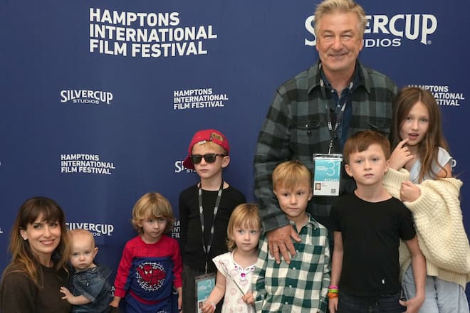 Alec und Hilaria Baldwin mit ihren sieben Kindern.