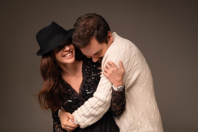 Tina Weirather und Fabio Nay - November 2021 - Copyright Olivia Pulver - Styling Arianna Pianca - H&M Jehan Radwan - Fotoassistenz Corinne Wenger Outfit Credits: Tina: Kleid: Needle & Thread by Zalando Hut: Rent aÌ Porter Uhr: Tinaâs own Fabio: Pullover: Drumohr by Globus