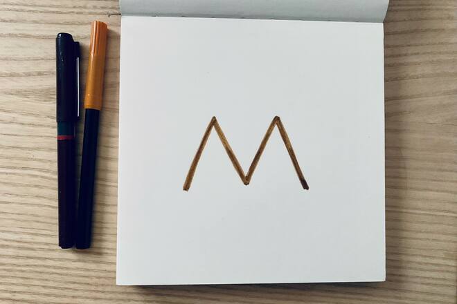 M auf ein Papier gemalt
