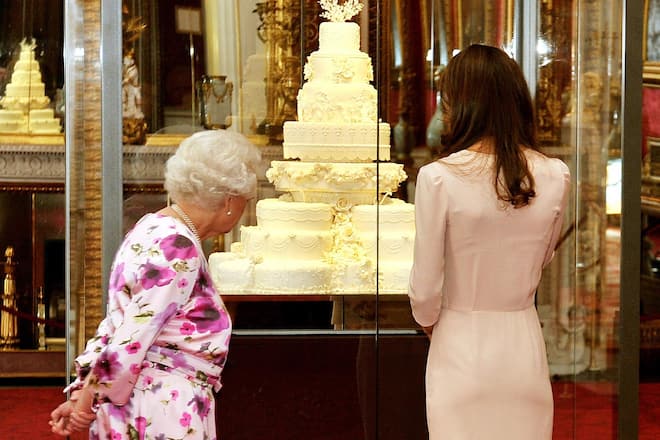 Queen Elizabeth und Herzogin Kate begutachten die Hochzeitstorte