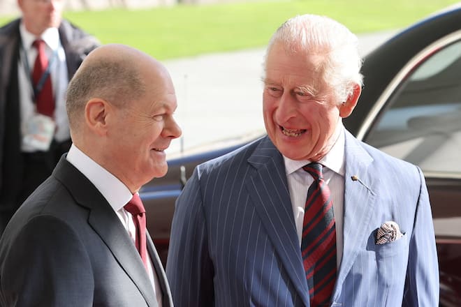 King Charles III. mit dem Bundeskanzler Olaf Scholz.
