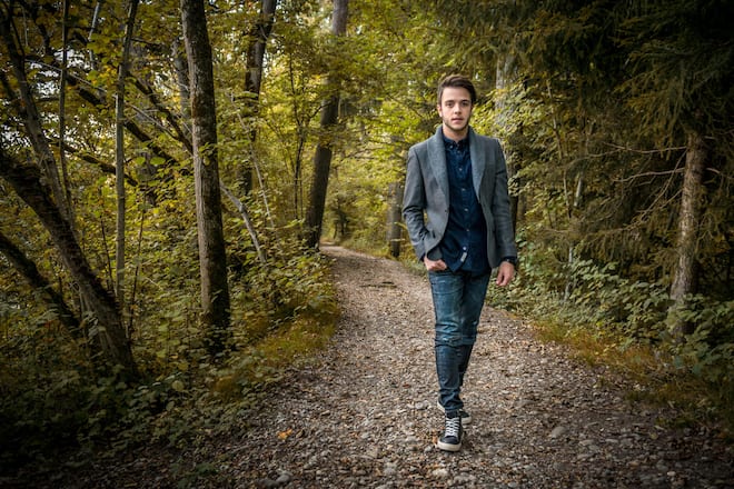 Luca Hänni, Schweizer Sänger, an der Aare bei Rubigen BE 2015