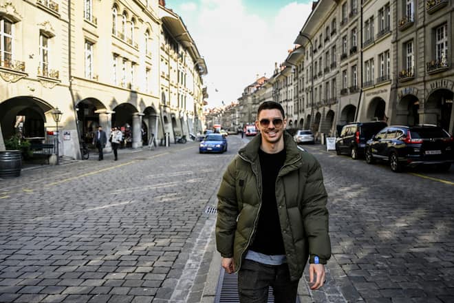 08.03.2021; Bern; Portrait Christian Fassnacht; Christian Fassnacht läuft durch die Kramgasse in der Berner Innenstadt. © Valeriano Di Domenic