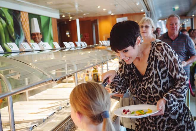 Francine Jordi im Selbstbedienungsrestaurant gemeinsam mit den Passagieren - Stars auf See 2019 - Kreuzfahrt mit Schlager bis Volksrock - Copyright Olivia Pulver