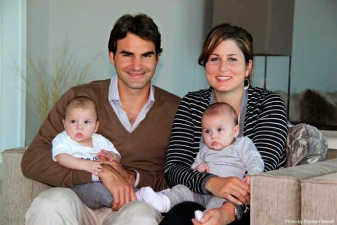 Mirka und Roger Federer, links, halten ihre Zwillingstoechter Myla und Charlene im Arm, Ort und Datum der Aufnahme unbekannt. Der Schweizer Tennisspieler Federer nutzte das halboeffentliche Medium Facebook und veroeffentlichte dort am Dienstag, 22. Dezember 2009 ein von seinem Vater Robert geschossenes Bild seiner beiden Toechter. (KEYSTONE/www.facebook.com/Robert Federer) *** NO SALES, DARF NUR MIT VOLLSTAENDIGER QUELLENANGABE VERWENDET WERDEN ***