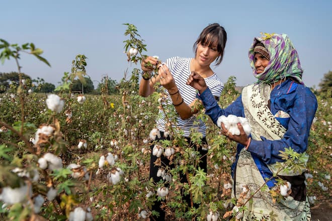 Melanie Winiger auf einer Baumwoll-Plantage