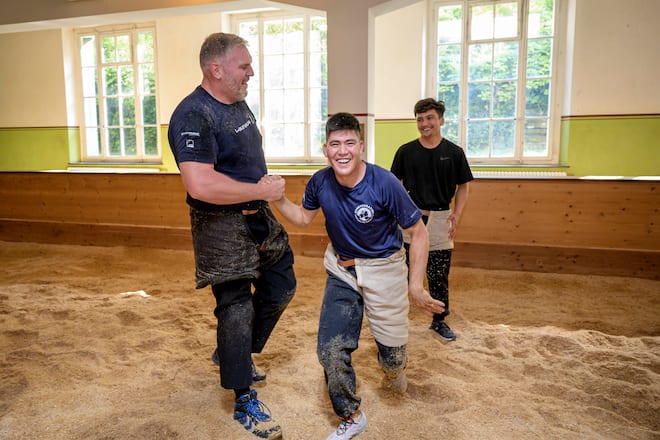 Laureus Spotegration Anlass in Bern. Die Laureus Botschafter helfen am Flüchtlings-Integrationsprogramm mit und machen mit den Migranten Sport. Im Schwingkeller mit Schwinger Chtistian Stucki, Bagher aus Afghanistan. Bild © Remo Naegeli