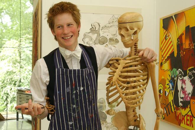 Prinz Harry (GB), Eton College's Drawing School, Eton, Uk, 8. Juni 2003---------------File photo dated 8/6/2003 of Prince Harry, the younger son of the Prince of Wales, at work, in Eton College's Drawing School. Prince Harry turns 30 on September 15.