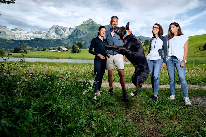 Susanne Vincenz Stauffacher, Politikerin FDP, mit Familie in Ferienwohnung, Wildhaus SG, 2021, SI 31/2021