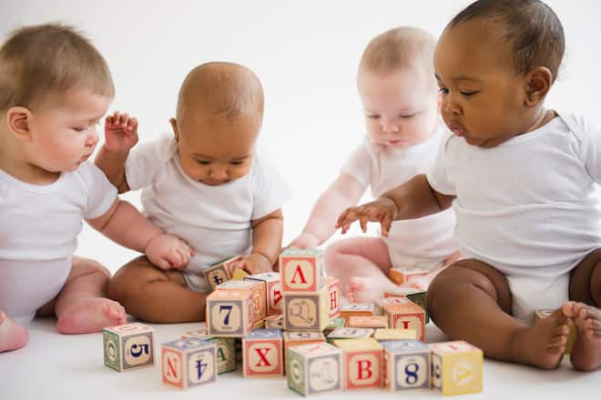 Babys spielen mit Holzklötzen mit Buchstaben