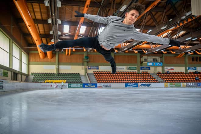 <p>Eiskunstläufer Lukas Britschgi in seiner Trainingshalle im deutschen Bundesleistungszentrum in Oberstdorf im Allgäu.</p>