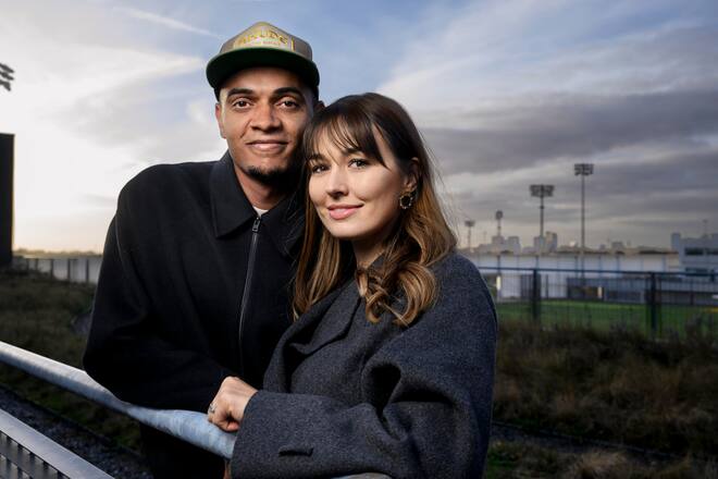 Manuel Akanji Fussballer Manchester City mit Ehefrau Melanie Akanji im Trainingszentrum von Manchester City 2023 Fotos: Geri Born