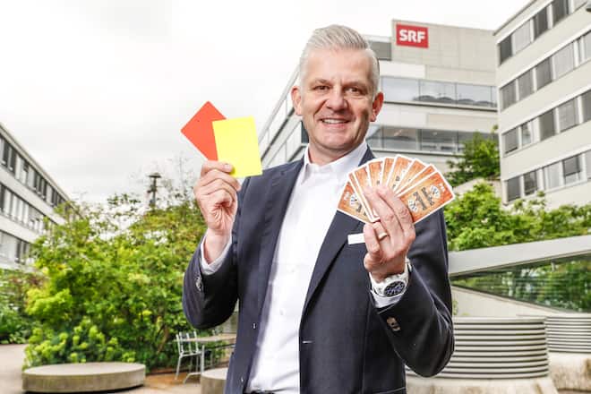 <p>Rainer Maria Salzgeber präsentiert die Karten seiner beiden Leidenschaften Fussball und Jassen. Seit 31 Jahren arbeitet er für SRF Sport, seit 2019 präsentiert er den «Donnschtig-Jass».</p>