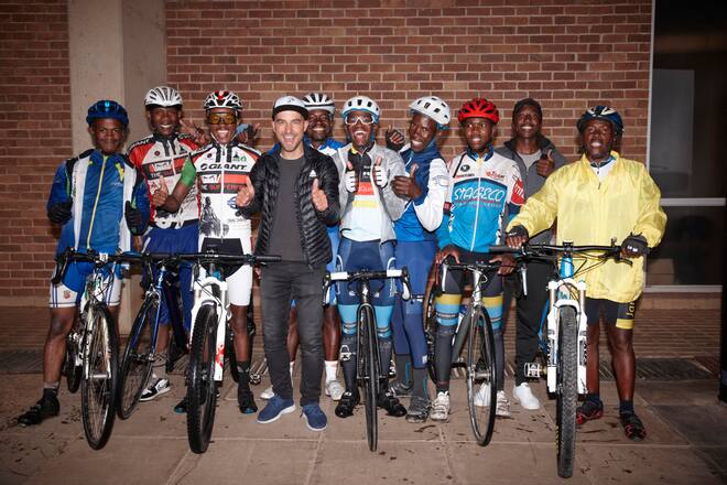 Nino Schurter visits together with mobile clinic the village of Hamohale