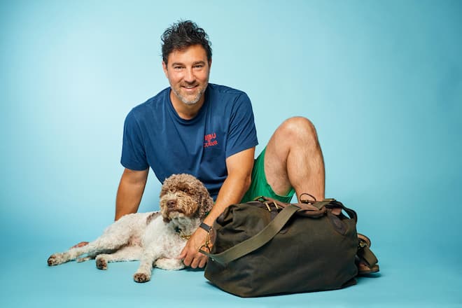 Salar Bahrampoori mit Koffer und Hund