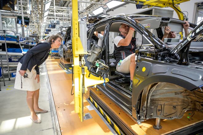 Bundesraetin Simonetta Sommaruga ist anlaesslich des EU Umweltministertreffen nach Prag gereist. Besuch der Autofabrik SKODA. Bild © Remo Naegeli