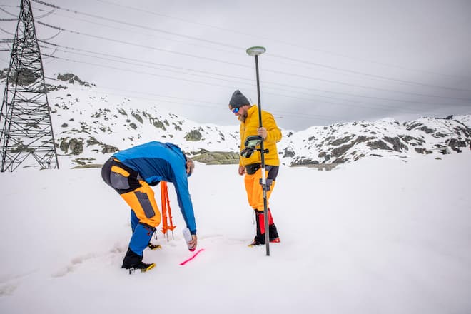 Arbeiten Passöffnung Gotthardpass. Werner Gnos und Mario 24.05.2024 ©David Birri