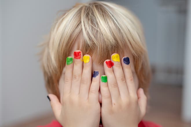 Kind mit bemalten Fingernägeln