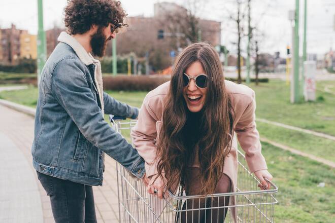 Mann Frau Einkaufswagen
