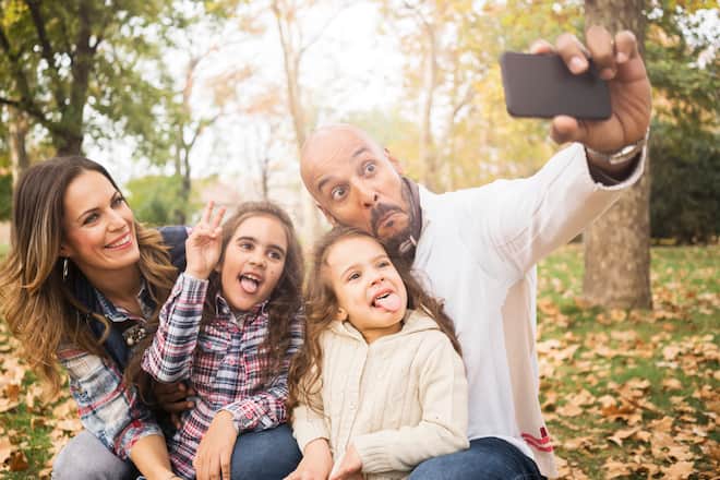 Fröhliche Familie macht Selfie in der Natur