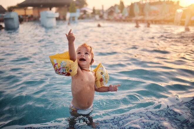 Schwimmflügeli vermitteln eine falsche Sicherheit: Sie könnten kaputt gehen oder von den Armen rutschen.
