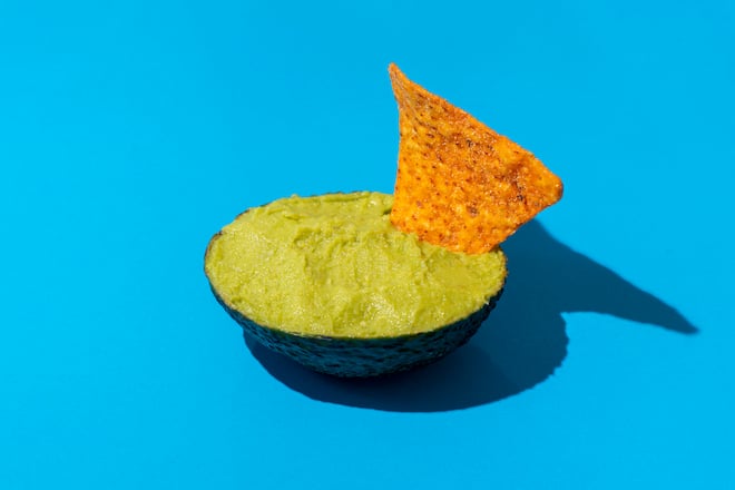 Eine halbe Avocado, die mit Guacamole gefüllt ist