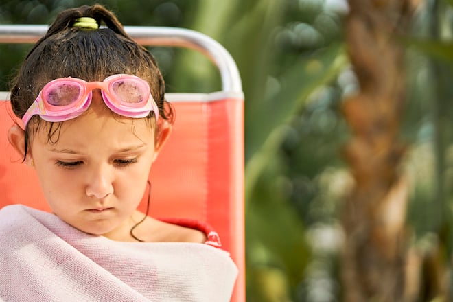 Wartendes Kind ist hässig in der Badi