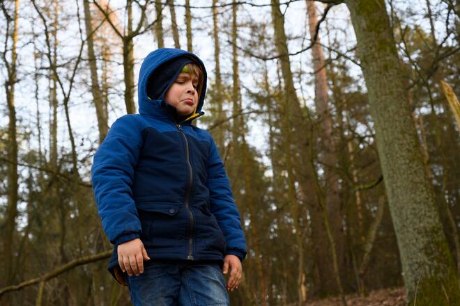 Unglückliches Kind auf einer Wanderung.