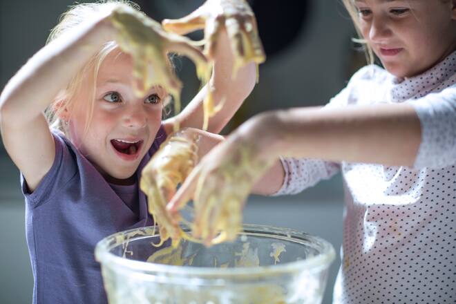 kinder kneten teig von hand