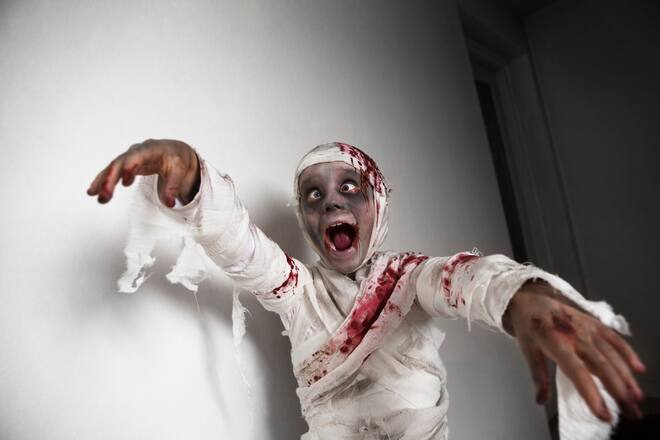 Ein Kind, das als Mumie verkleidet ist.