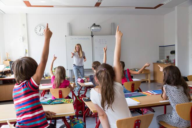 Eine Klasse beim Unterricht im Klassenzimmer