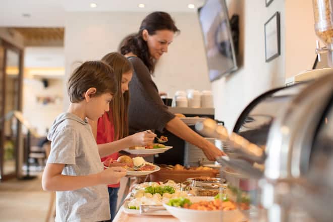 Familie am Frühstücksbuffet
