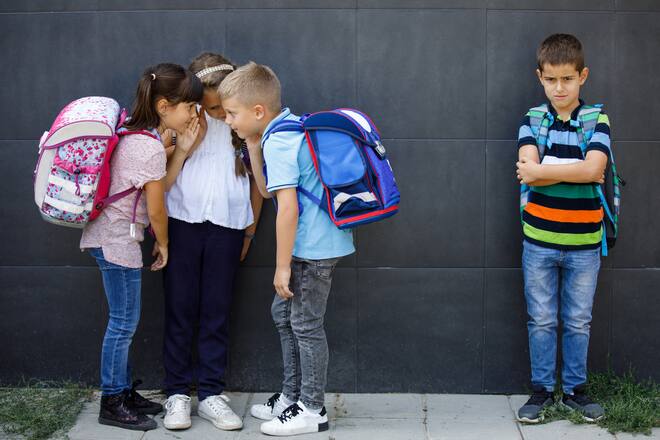 Kinder schliessen ein anderes Kind aus.