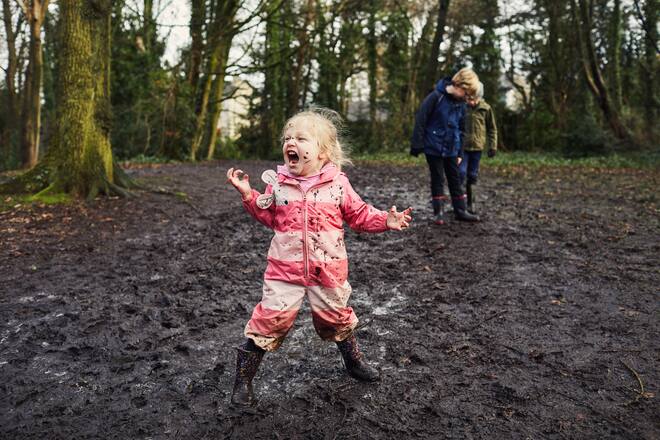 Mädchen hat Spass im Matsch